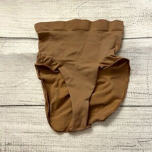 Skims brief panty shapewear color brown tan size medium